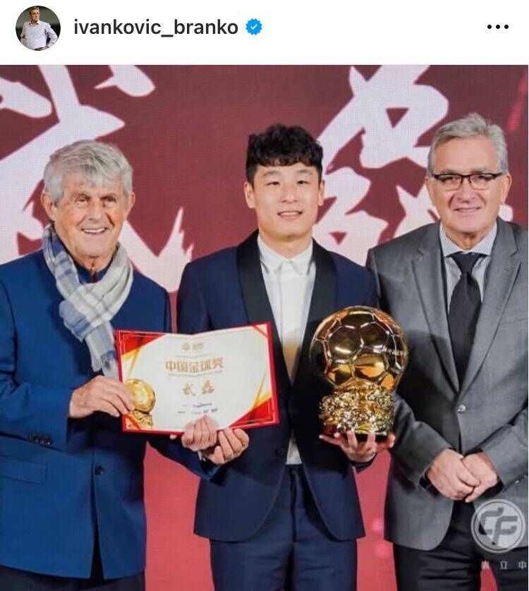  出席中國金球獎頒獎儀式，伊萬曬與武磊、米盧同框照片