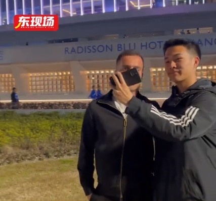  塞爾吉尼奧現(xiàn)身上海八萬人體育場，并與球迷親切打招呼合影