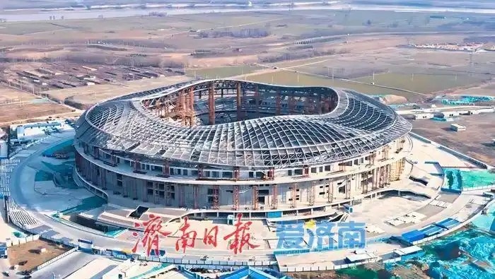  魯媒：戴上1.6萬(wàn)噸“鋼鐵巨冠”，黃河體育中心球場(chǎng)完成屋蓋施工