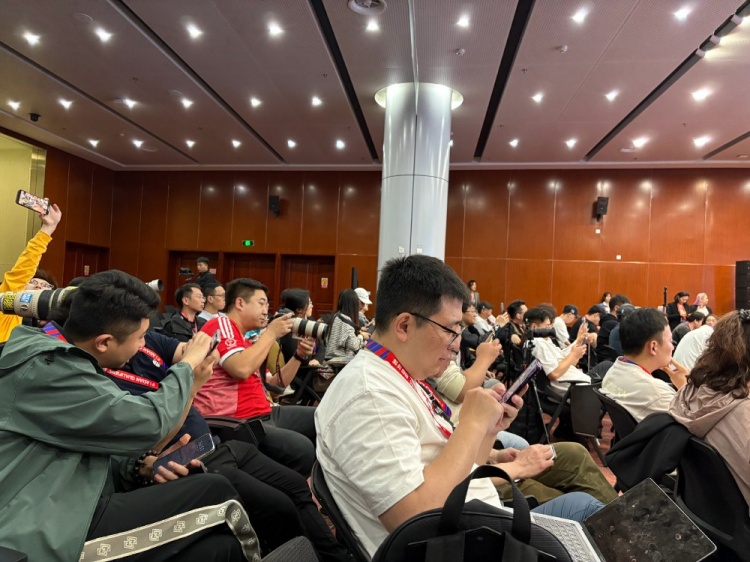  萬眾矚目！記者擠滿國(guó)足賽前新聞發(fā)布廳，賽場(chǎng)記者預(yù)計(jì)超300人